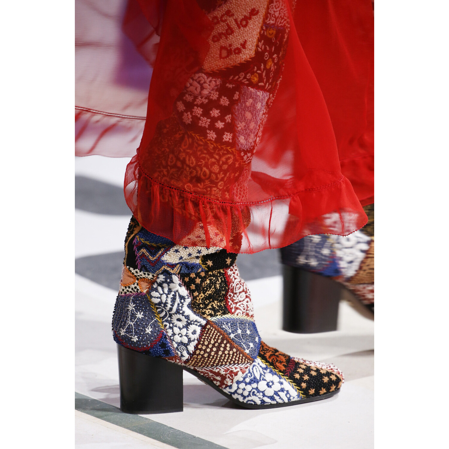 Фото Details Christian Dior , Details Dior Fall 2018 Ready-to-Wear , Детали показа Кристиан Диор , Детали показа Диор осень зима 2018 , Fashion show , неделя моды в Париже , PFW , Мария Грация Кьюри , Mainstyles
